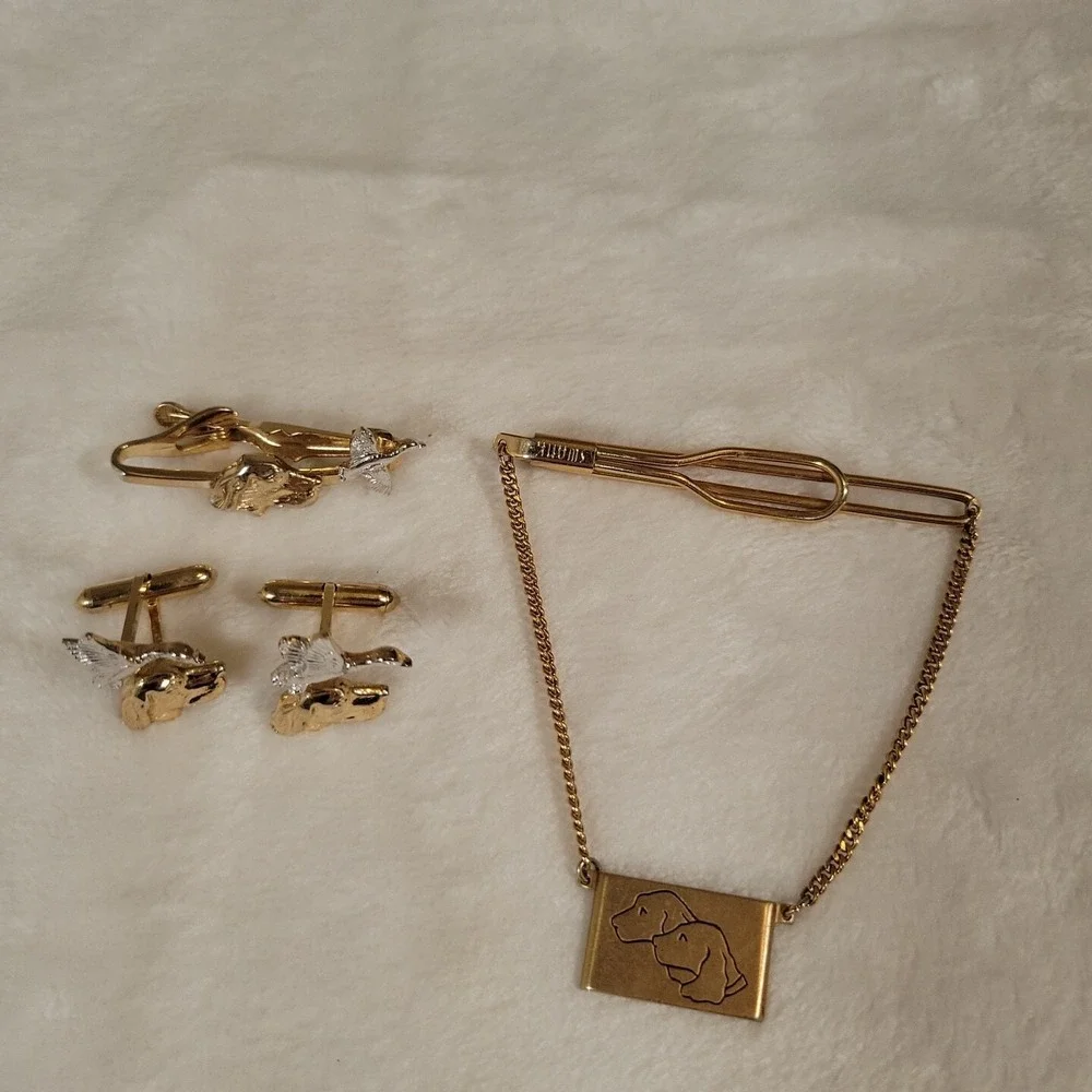 Vtg Retriever & Duck Tie Clip Bar & chain W/Matching Cuff Links SWANK Gold Color